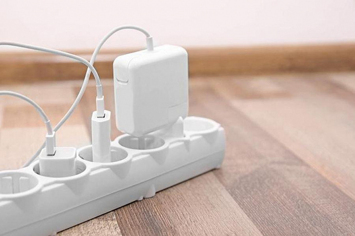 Эксперт рекомендовал не оставлять в розетке зарядник без смартфона
