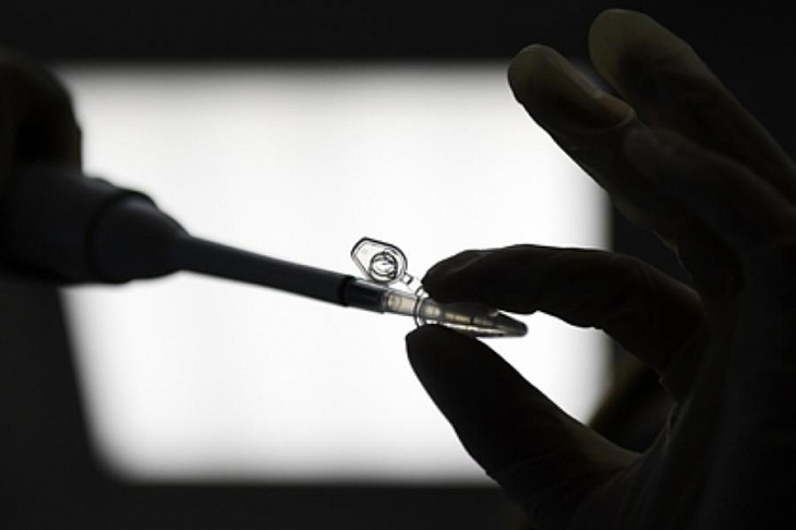 Стали известны первые кандидаты на вакцинацию от коронавируса в России 