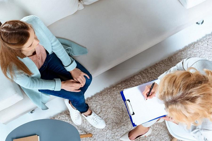 Выявлена категория россиян, чаще всех посещающая психолога