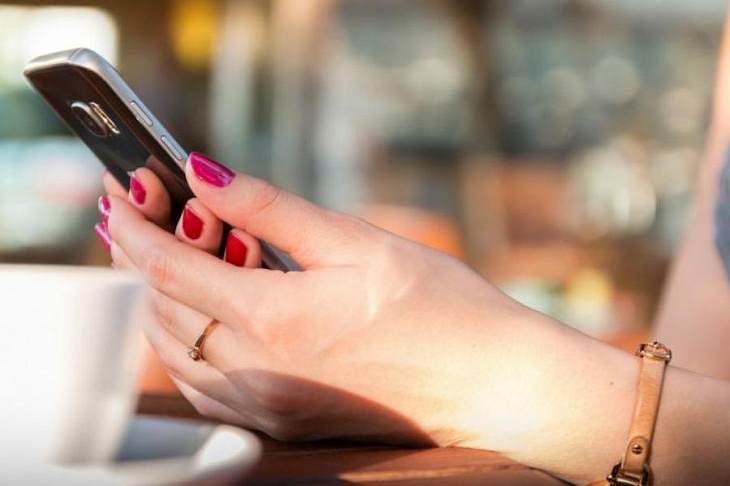 В Роскачестве перечислили портящие зрение настройки на смартфоне