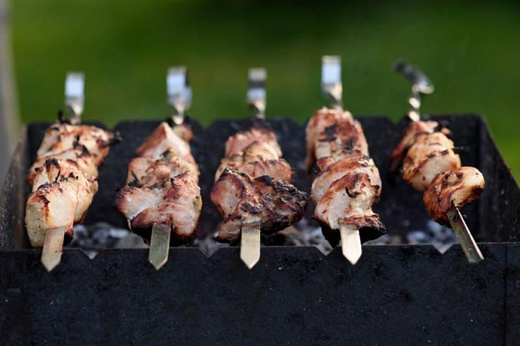К чему может привести безобидный майский пикник. Опасность шашлыка