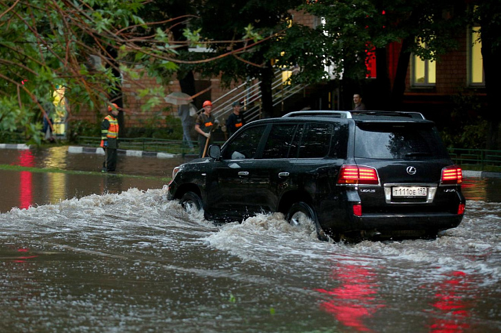 Как дороги в Москве затопило после дождя. Фото, видео