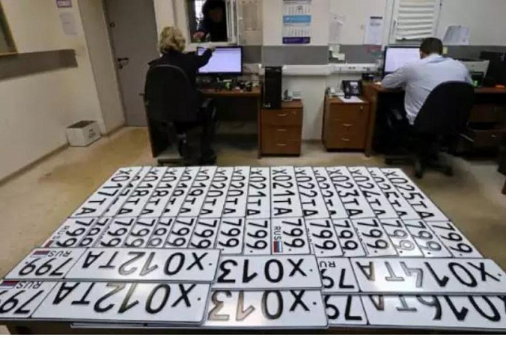 Новый стандарт для автомобильных госномеров вступил в силу в России.