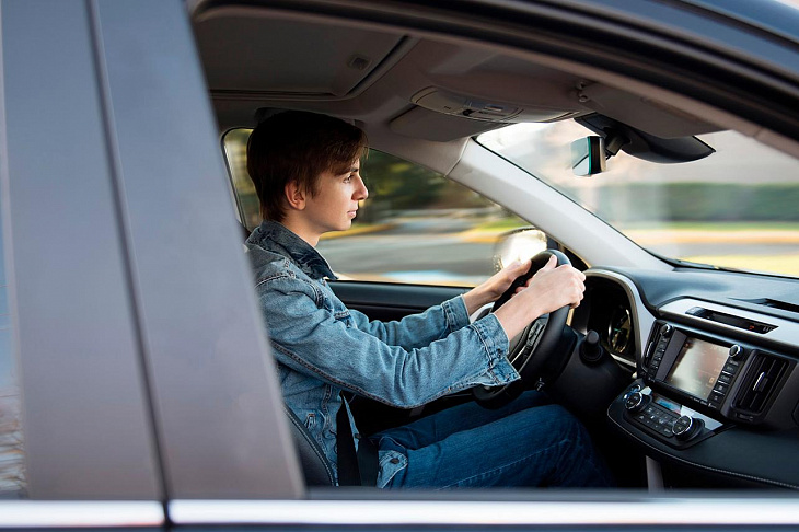 За руль пустят с 17 лет. В ГИБДД объяснили, зачем это нужно