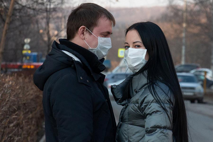 В МЧС рассказали о бесполезности масок на улице