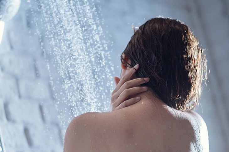 Врач рассказал об опасности холодного душа