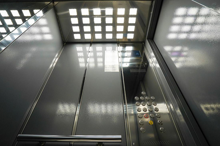 Бесшумный и быстрый: как меняют лифты в московских многоэтажках