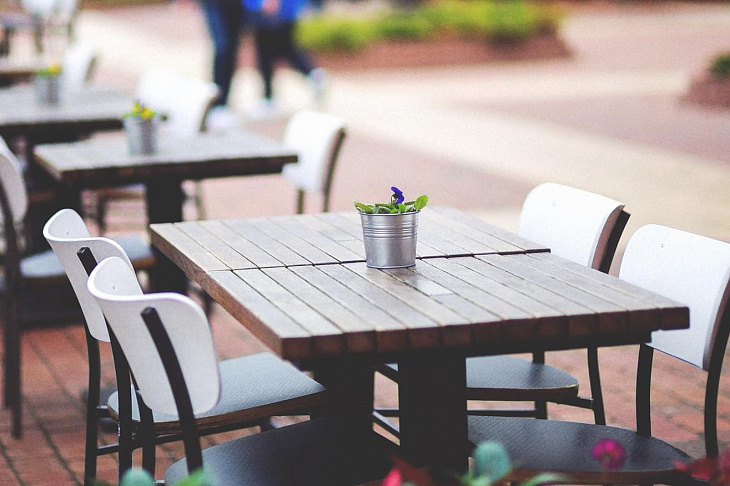 Летние веранды ресторанов до августа смогут работать без QR-кодов