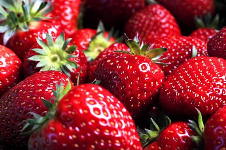 Диетолог рассказал об опасном свойстве клубники