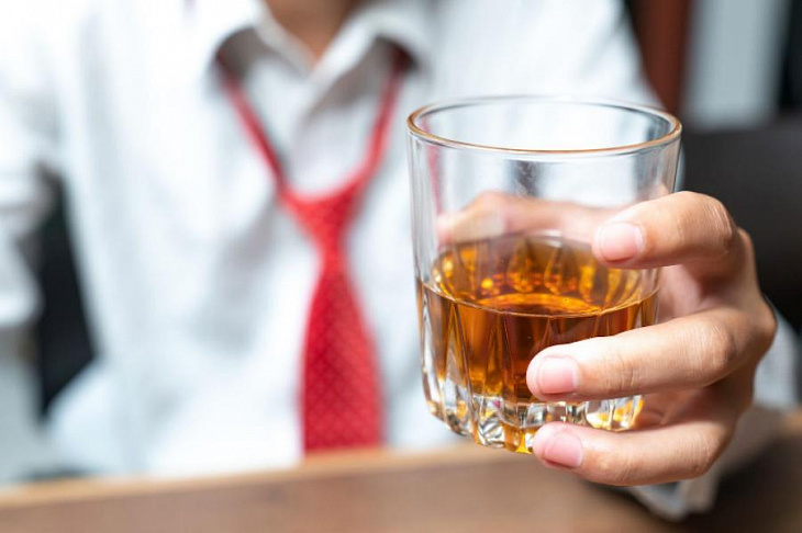 Неврологи узнали, что стоит за характерными эффектами алкоголя