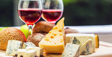 Вино и сыр предотвращают старческое слабоумие: правда или миф