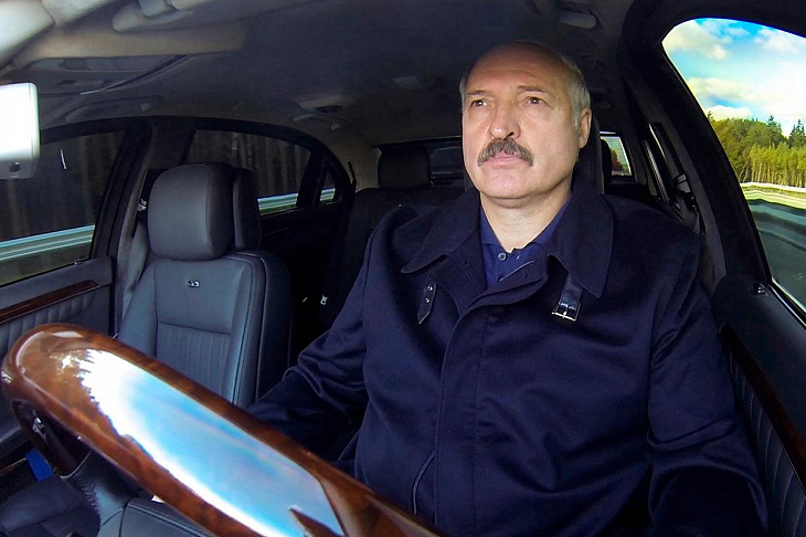 Maybach, трактор и Tesla. На чем ездит Лукашенко.