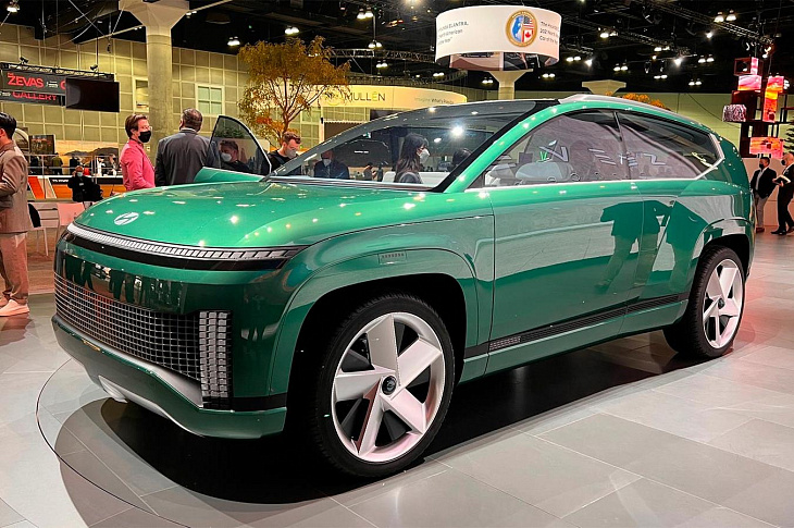 Hyundai показал большой кроссовер Seven с джойстиком вместо руля 