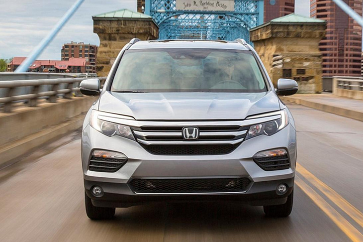 Honda отзовет почти 800 тыс. машин. У них открывается капот на ходу 