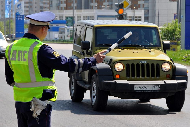 «Это цирк какой-то». Нарушители самоизоляции спорят с ГИБДД