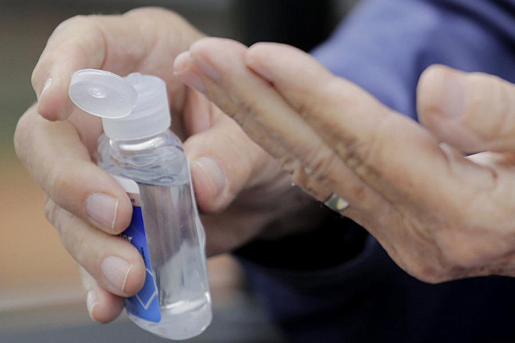 Эксперт объяснил, почему не стоит перегибать палку с мытьем рук и антисептиками