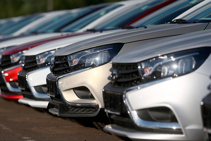В апреле продажи новых машин в России упали на 72,4%
