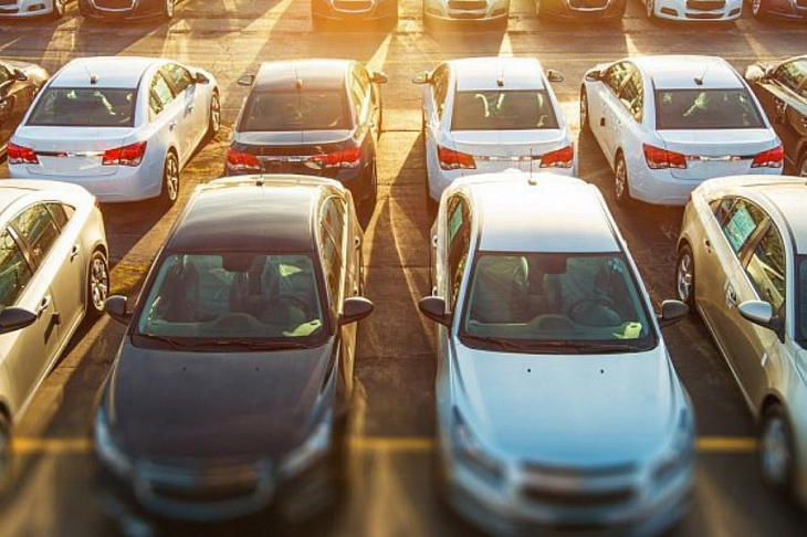 Продажи новых легковых машин и LCV в РФ в июне снизились на 14,6%