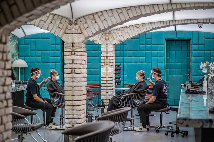 Ретейл оживает: как магазинам в Европе разрешают возобновлять работу 