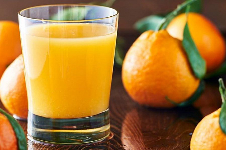 Врачи запретили кормящим матерям злоупотреблять соками и сладкими напитками