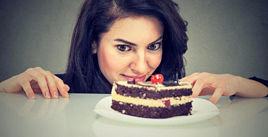 Почему вечером появляется тяга к сладкому и как с ней бороться