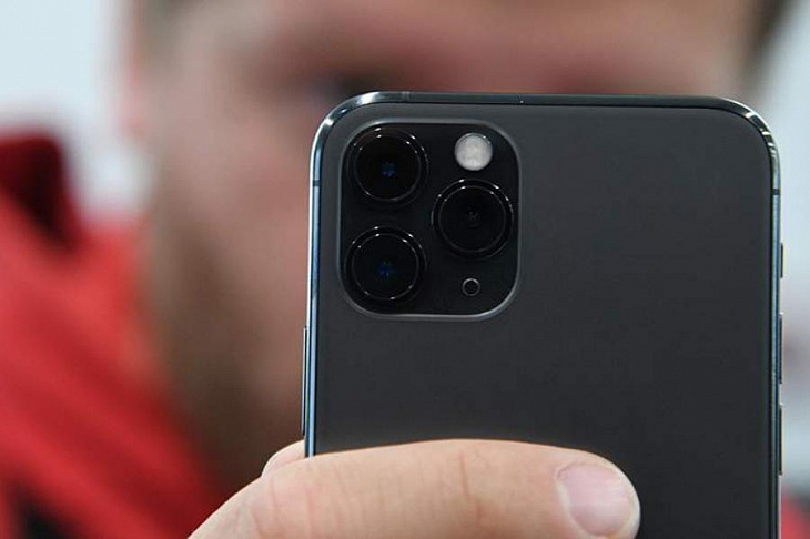 Эксперт посоветовала заклеивать камеру смартфона