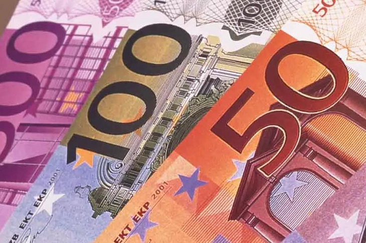 Евро превысил 81 рубль впервые за два месяца 