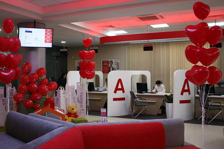 Альфа-Банк ​в рамках акции увеличил беспроцентный период ​для новых держателей кредитной карты​