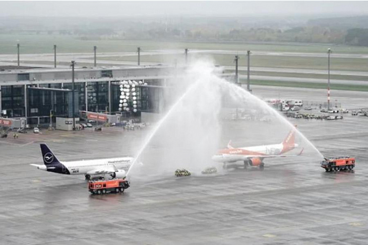 В Берлине открылся строившийся девять лет аэропорт