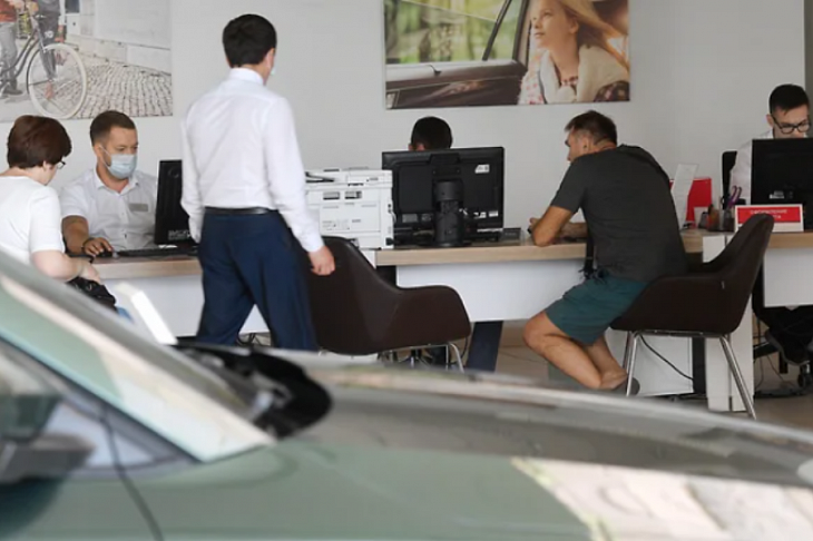 Автопродажи в июле покатились вниз