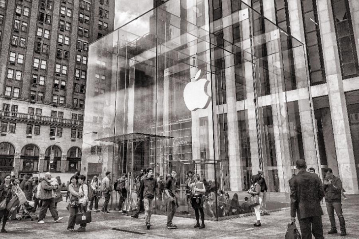 Apple потеряла за день рекордные $180 млрд 