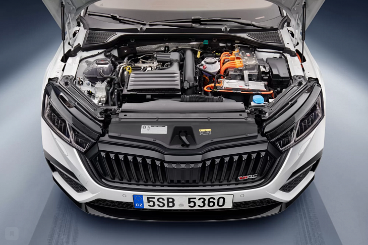 Новая Skoda Octavia RS: теперь буквально заряженная, но не очень быстрая