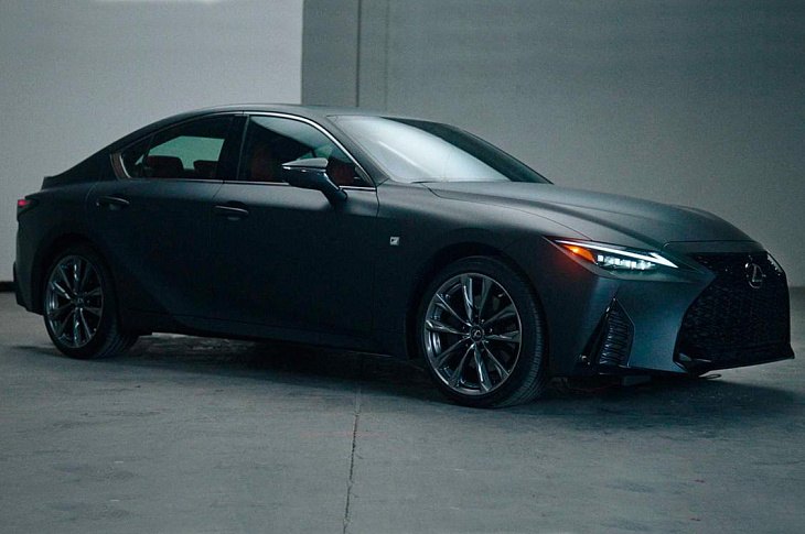 Lexus выпустил спортивный седан c виниловым проигрывателем. Видео