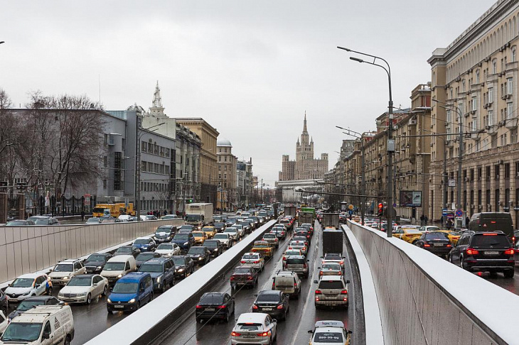 Автоюрист рассказал, что может грозить водителю на зимней дороге