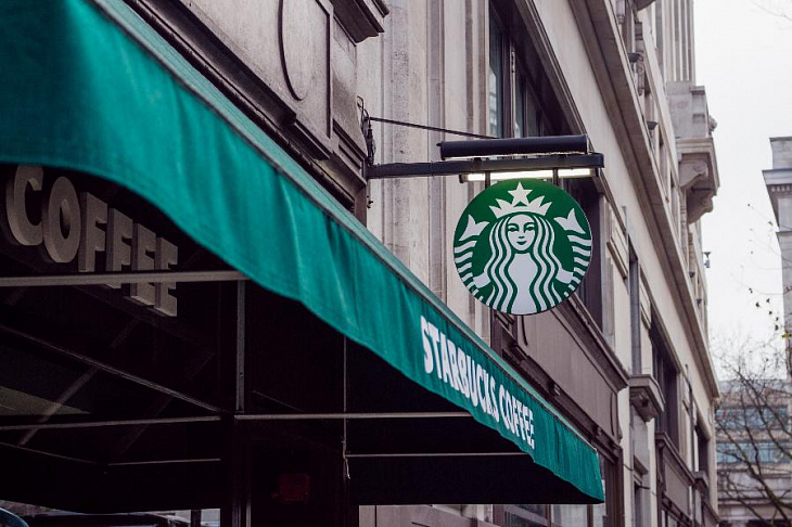 Starbucks обяжет работников в США привиться от COVID-19