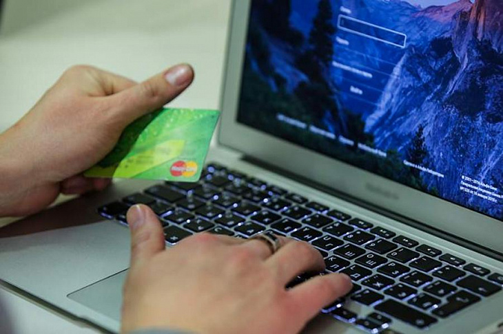 Эксперт призвал к осторожности при оплате картой в интернет-магазинах