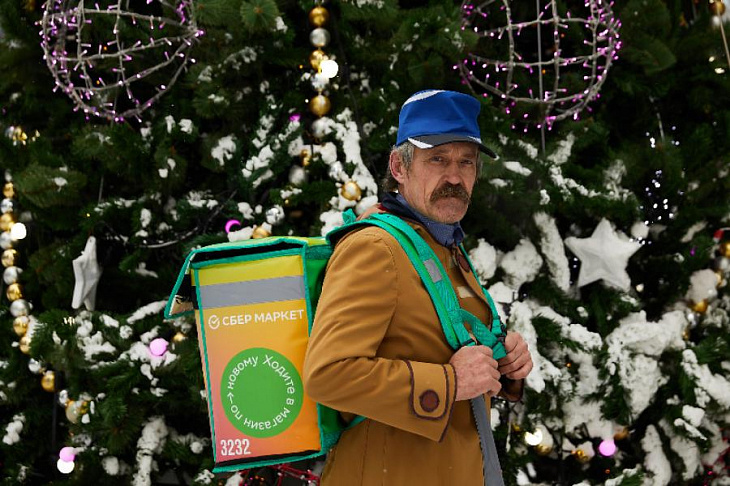 Курьеры «СберМаркета» переоденутся в почтальона Печкина