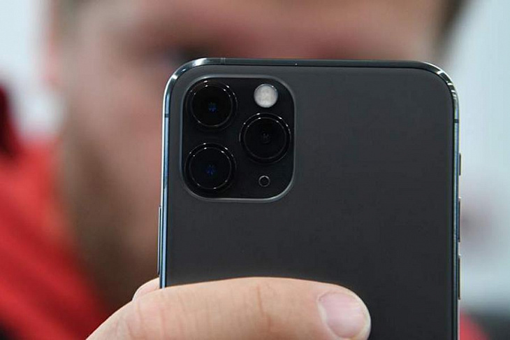 Эксперт посоветовала заклеивать камеру смартфона