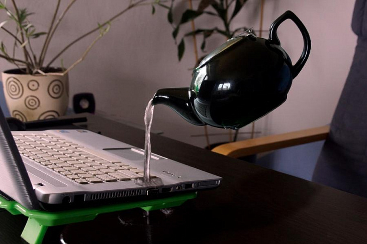 Что делать, если пользователи пролили воду или кофе на ноутбук?