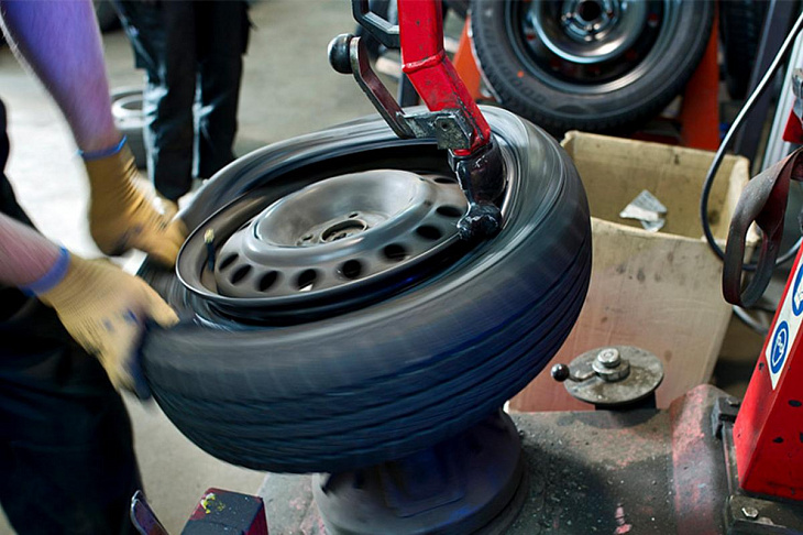 В дептрансе рассказали, почему нельзя ездить летом на зимней резине