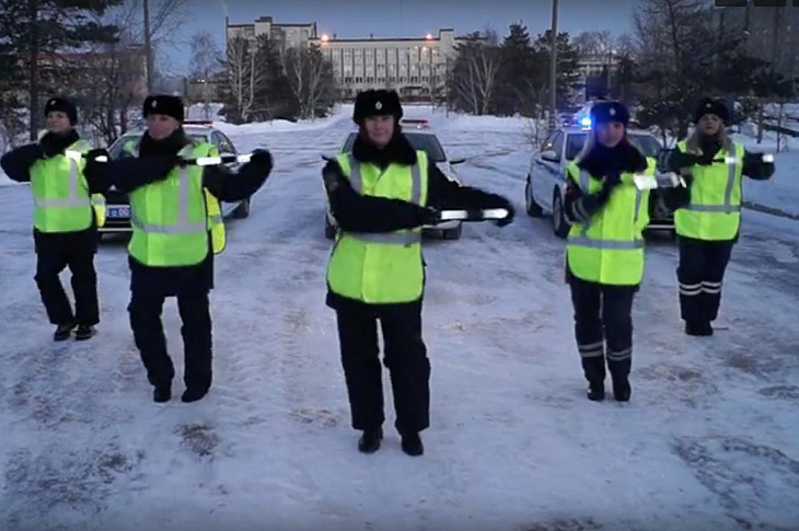 Женщины-работники ГИБДД поздравили мужчин с 23 февраля. Видео 