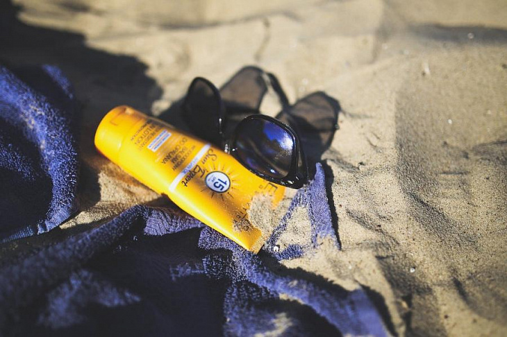 Роскачество рассказало про опасные компоненты в кремах от солнца