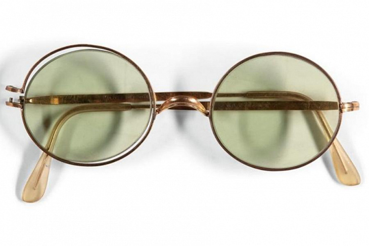 Круглые очки Джона Леннона продали на аукционе Sotheby's