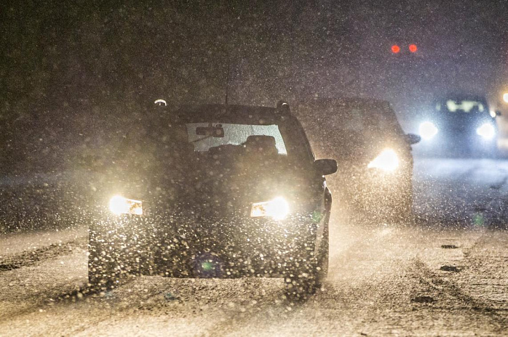 Первый снег парализовал движение на федеральной трассе. Фото, видео