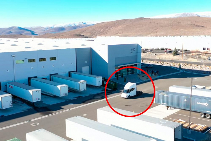Испытания электрогрузовика Tesla Semi показали на видео с дронов 