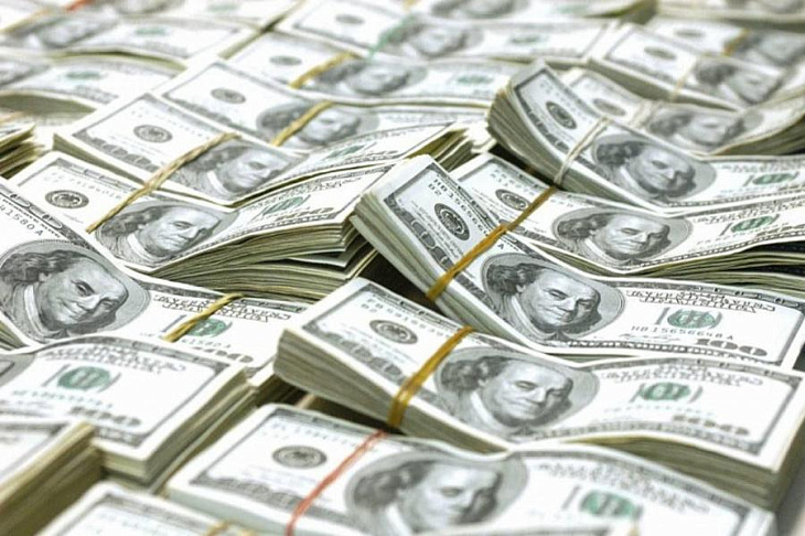 Россияне утроили объем переводов за границу 